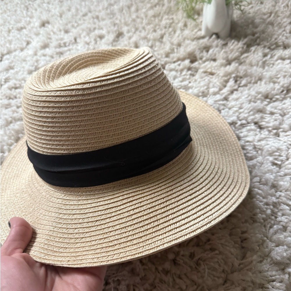Elegant Beige Fedora with Black Ribbon - Picture 4 of 4
